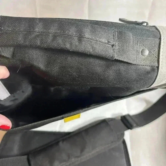 Targus City Gear Mini Messenger Bag Case for iPad, Tablet, Notebooks DVD w/Strap - Picture 6 of 10